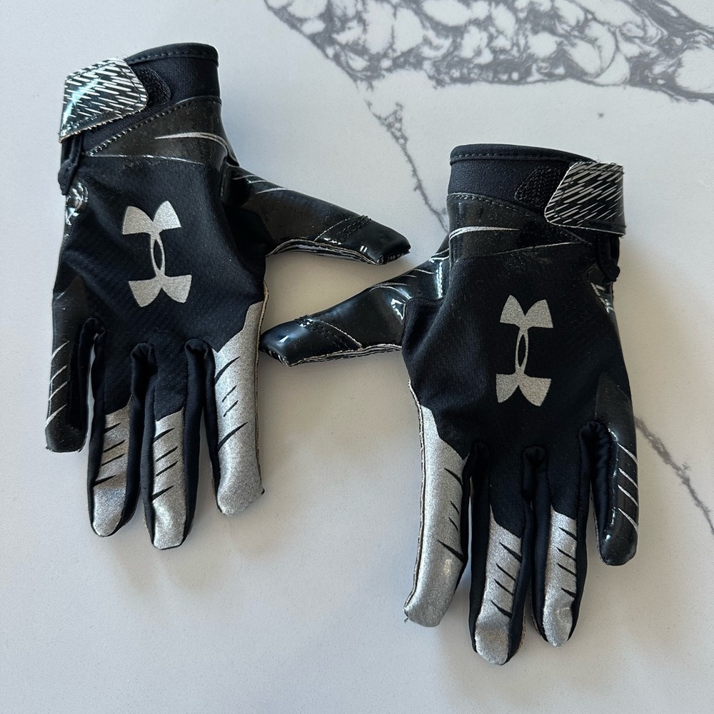Under Armour Youth Football Gloves Youth Medium Excellent Like New Condition